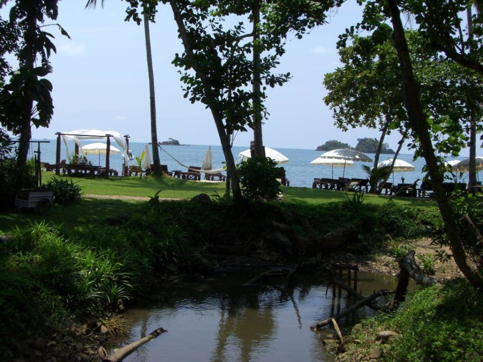Blick aus dem Resort zum Strand Hotel Koh Chang Cliff Beach Resort
