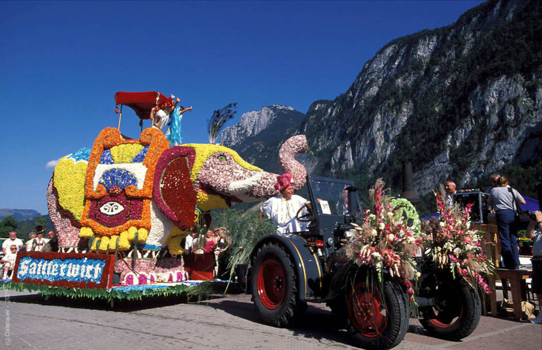 Jährlicher Blumenkorso im August beim Sattlerwirt Hotel Sattlerwirt