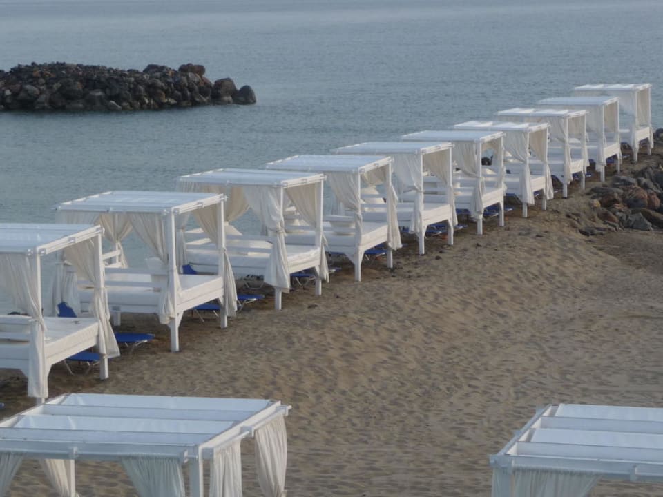 Łoża z baldachimami dla pragnących cienia. Knossos Beach Bungalows Suites Resort & Spa