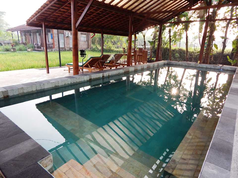 Pool Alamanda villa's and B&B