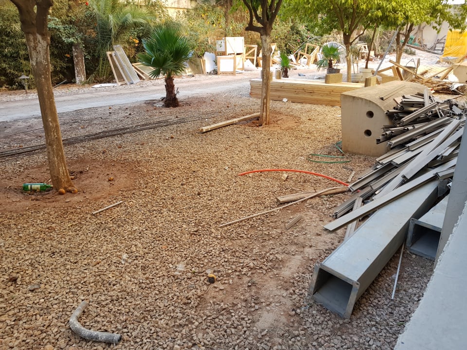 Baustelle direkt vorm Zimerfenster Zaki Suites Hotel & Spa