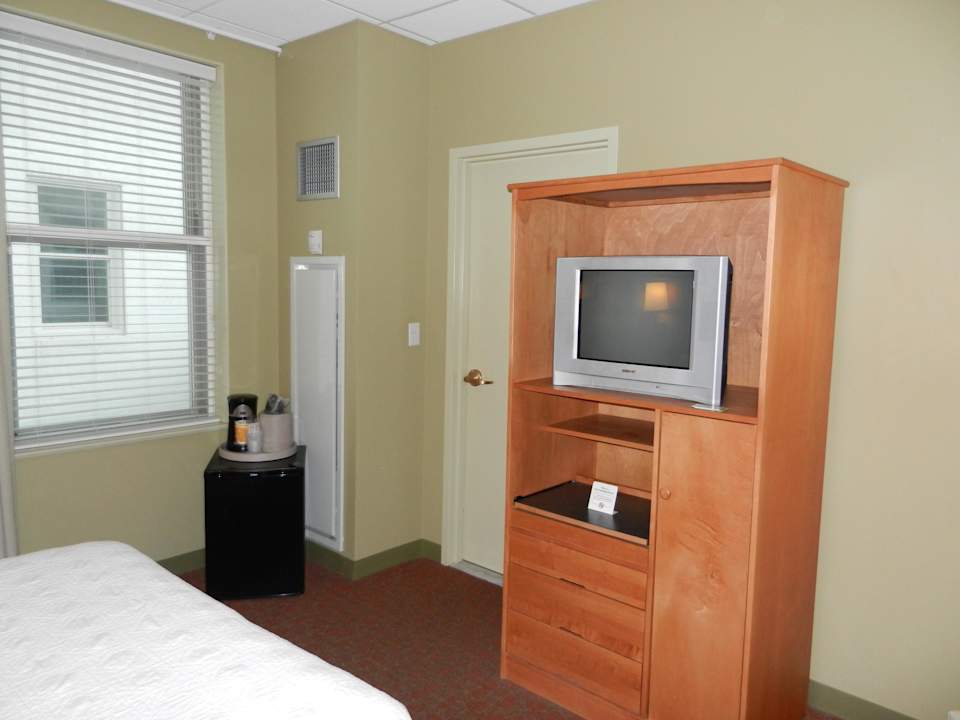 Kaffeekocher, Fridge, TV und Badeingang Hotel 140