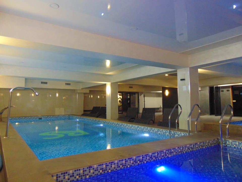 Pool Wyndham Garden Tashkent