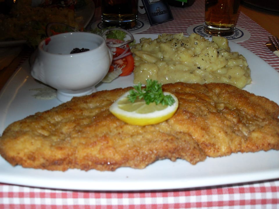 Schnitzel mit Kartoffelsalat  Hotel-Gasthof-Fellner