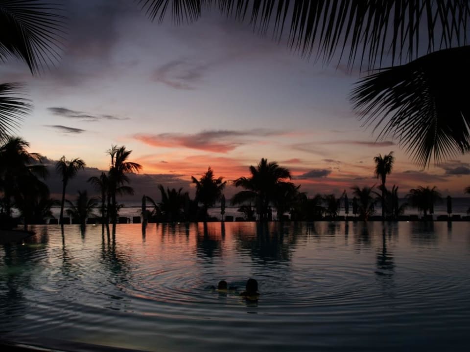 Abendstimmung am Pool vom Restaurant aus Victoria Beachcomber Resort & Spa