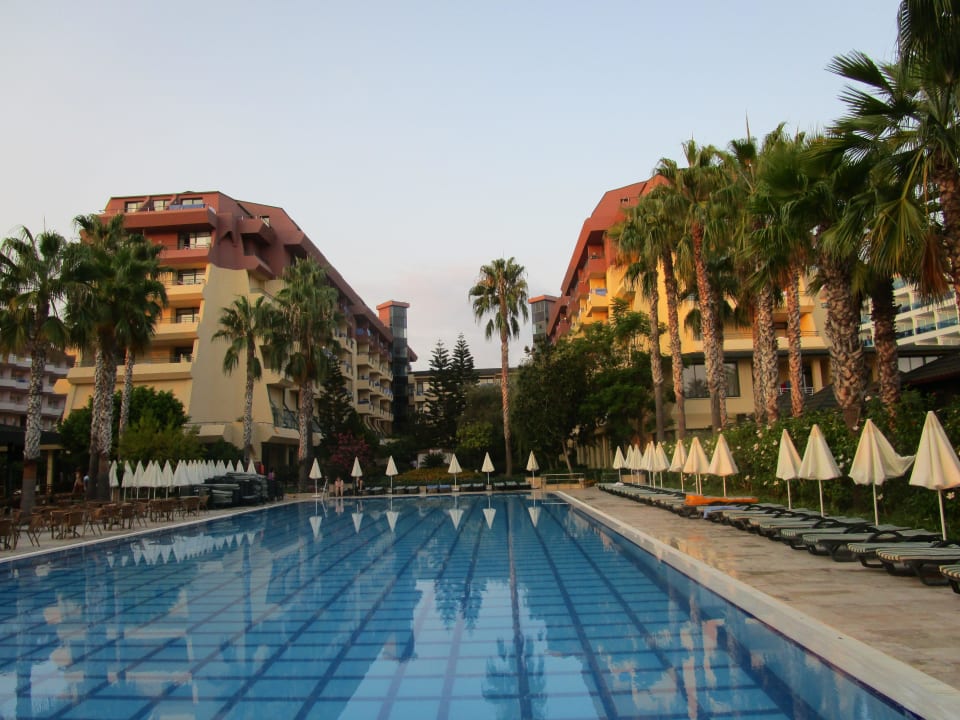 Pool und Hotel Hotel Meryan