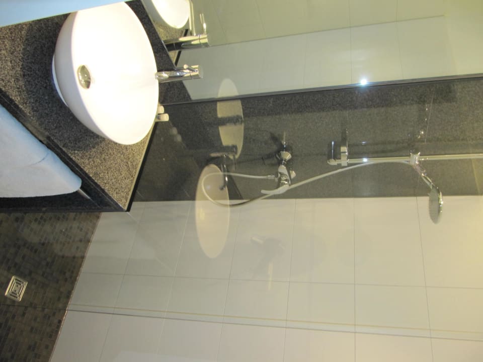 Modernes, aber sehr kleines Badezimmer Motel One Wiesbaden