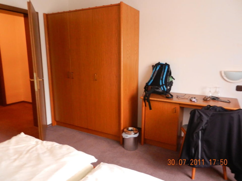 Kleiderschrank und Schreibtisch Hotel Niederée