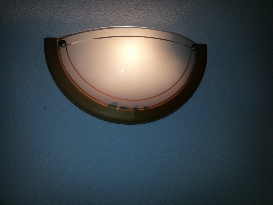 Insektenreste in der Wohnzimmerlampe. Hotel Residence Domaine des Sables