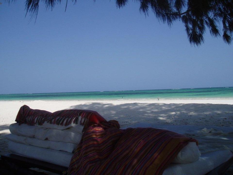 Die tollen Liegen. Hotel Karibuni Rafiki Beach Resort