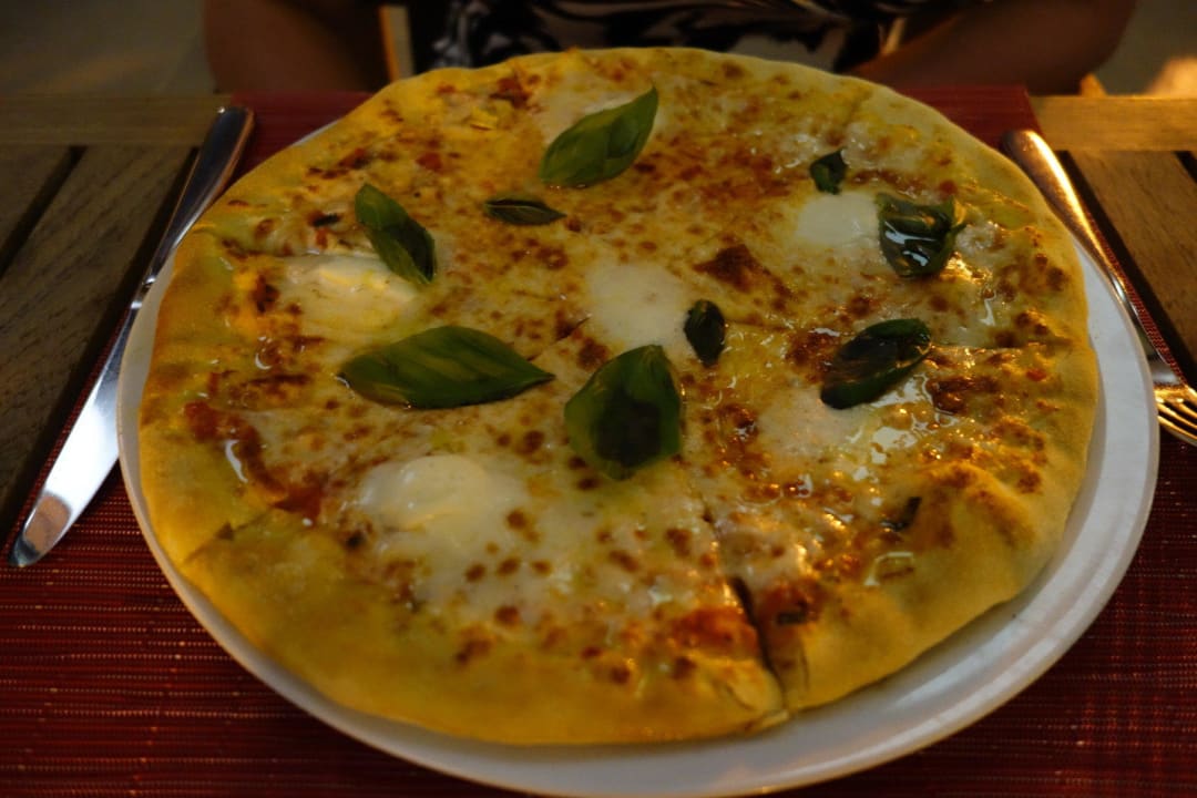 Pizza im Plaj Jumeirah Zabeel Saray