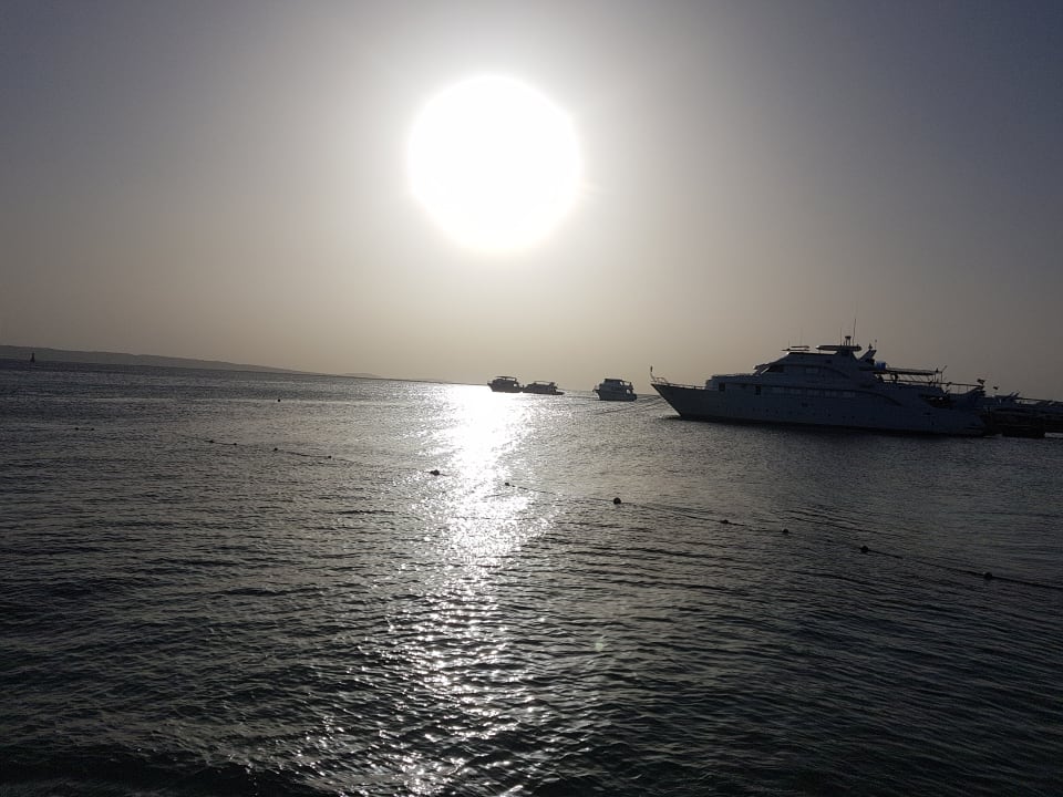 Sonnenaufgang am Strand morgens um 7:00 Uhr Bella Vista Resort Hurghada