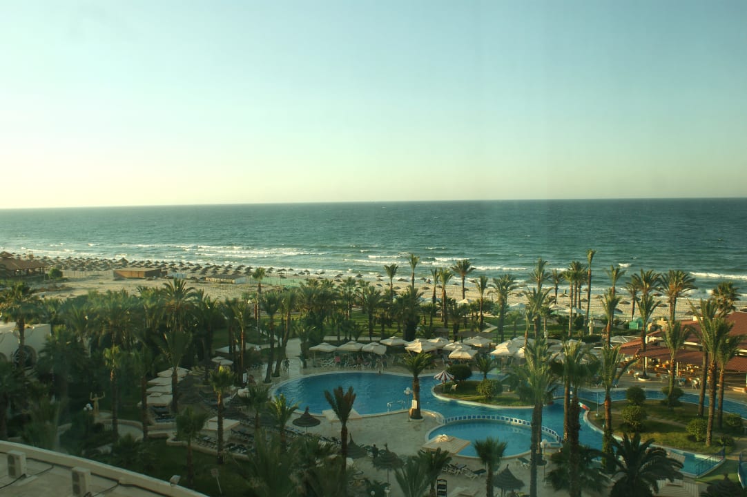 Widok z góry hotelu na teren basenu i plaży Riadh Palms Resort & Spa