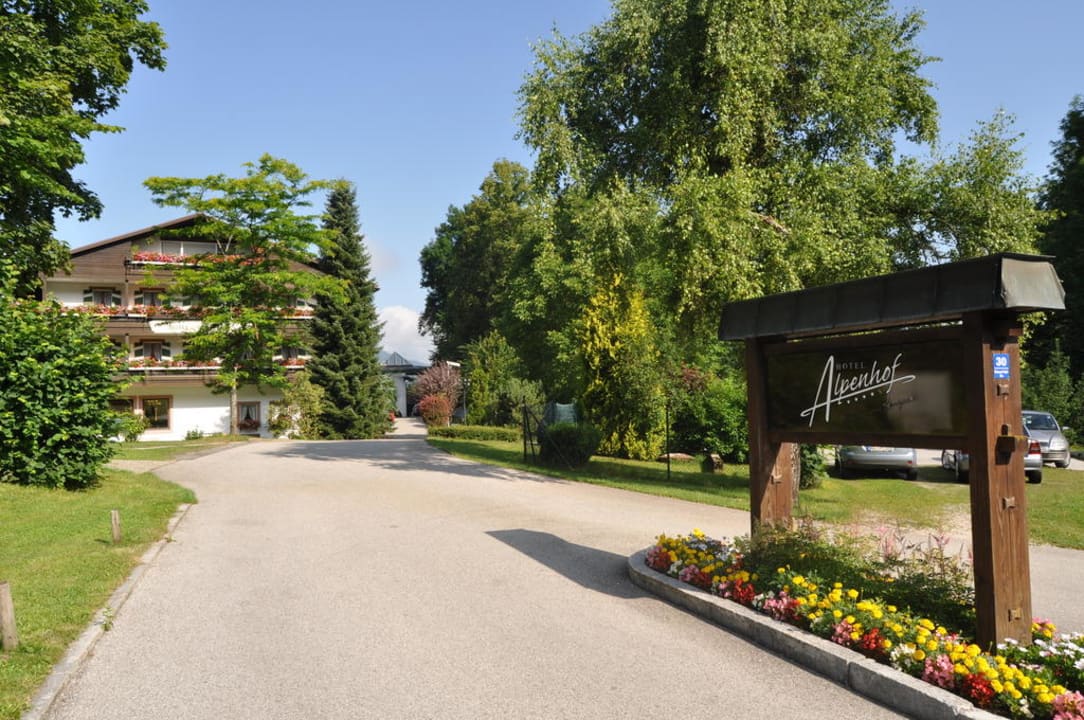 Einfahrt zum Alpenhof Alm- & Wellnesshotel Alpenhof