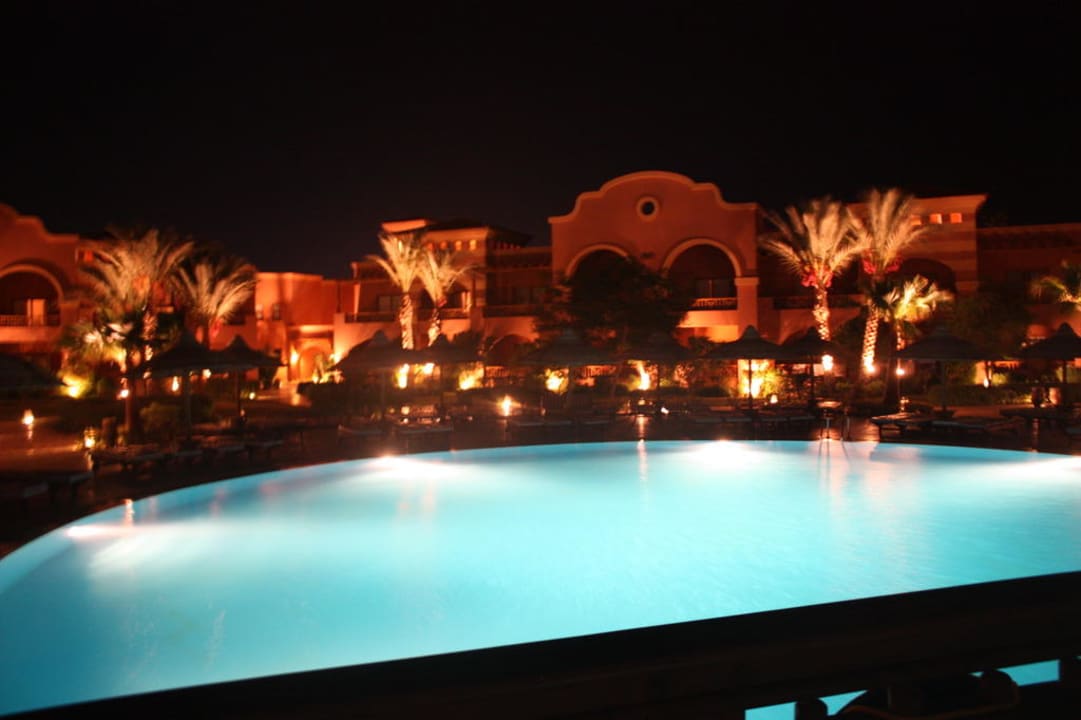 Poolanlage bei Nacht Charmillion Gardens Aquapark