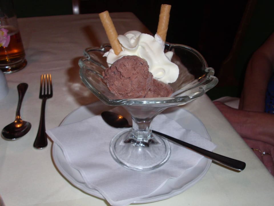 Ein lecker Eisbecher als Dessert Hotel Alte Post