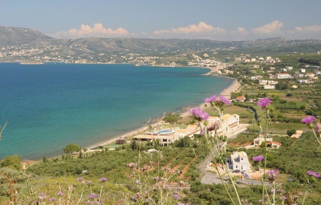 Hotelumgebung vom nahegelegenen Hügel aus gesehen Kiani Beach Resort Family All Inclusive