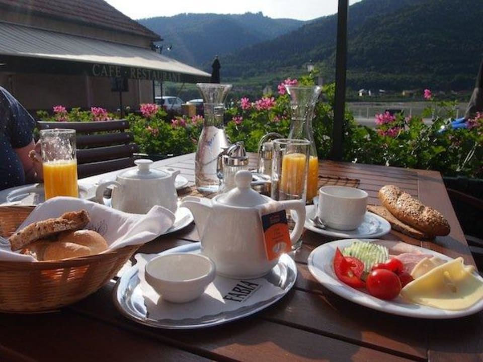 Frühstück auf der Sonnenterrasse Gasthaus Prankl
