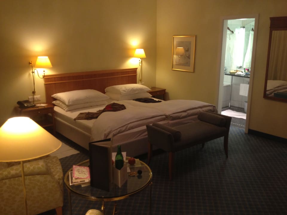 Grosses Zimmer im Stil der 1990er Jahre Steigenberger Icon Grandhotel Belvédère