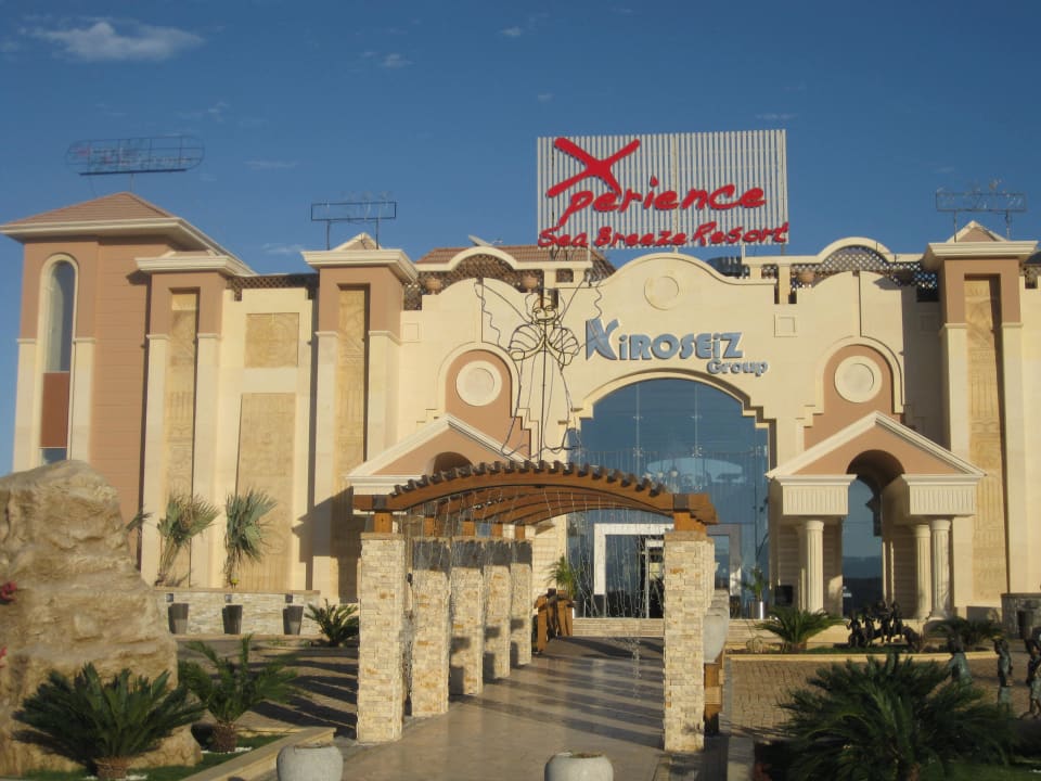 Der Eingang des Hotels Hotel Xperience Sea Breeze Resort
