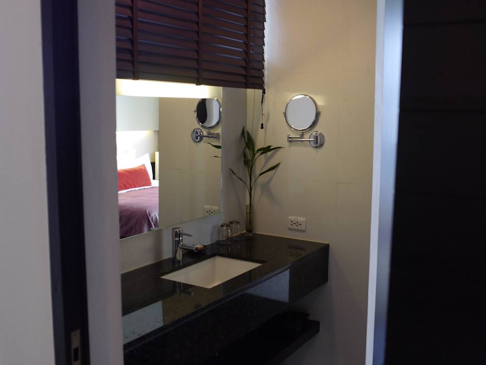 Badezimmer mit Durchgang zum Schlafzimmer Chatrium Hotel Riverside Bangkok