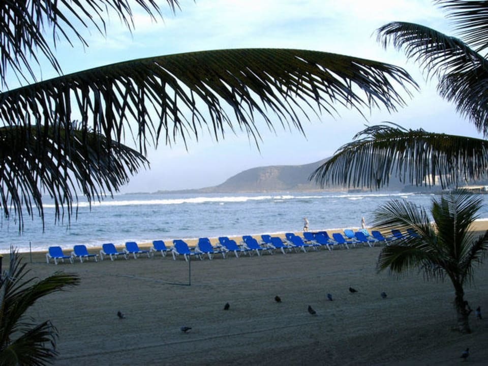 Hotelstrand vor den Frühstück Bull Reina Isabel & Spa