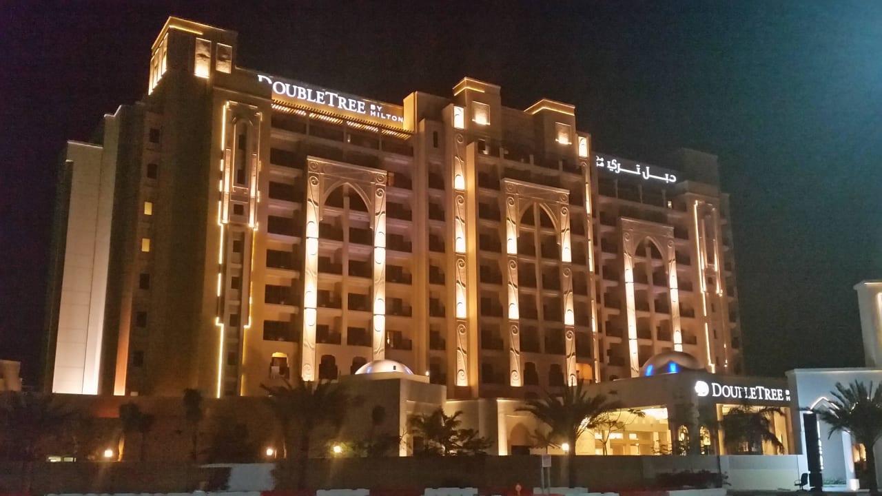 Haupthaus bei Nacht DoubleTree by Hilton Resort & Spa Marjan Island