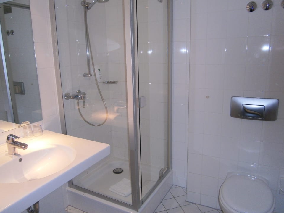 Sauberes und großes Bad Wyndham Garden Potsdam