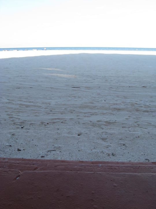 3 Stufen trennen uns vom Strand Hotel Dolphin Beach Resort