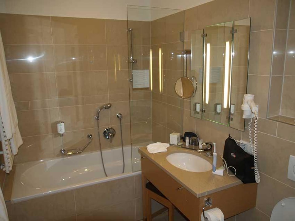 Bad mit Wanne und Dusche Boutique Hotel Am Stephansplatz