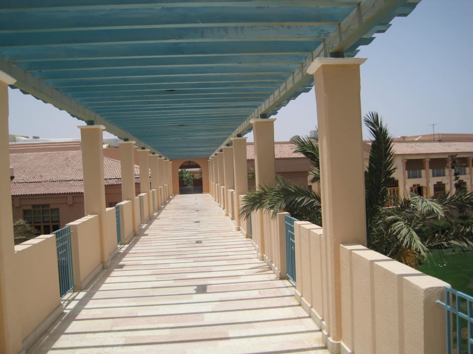 Brücke vom Haupthaus zu den Zimmern Mövenpick Resort & Spa El Gouna