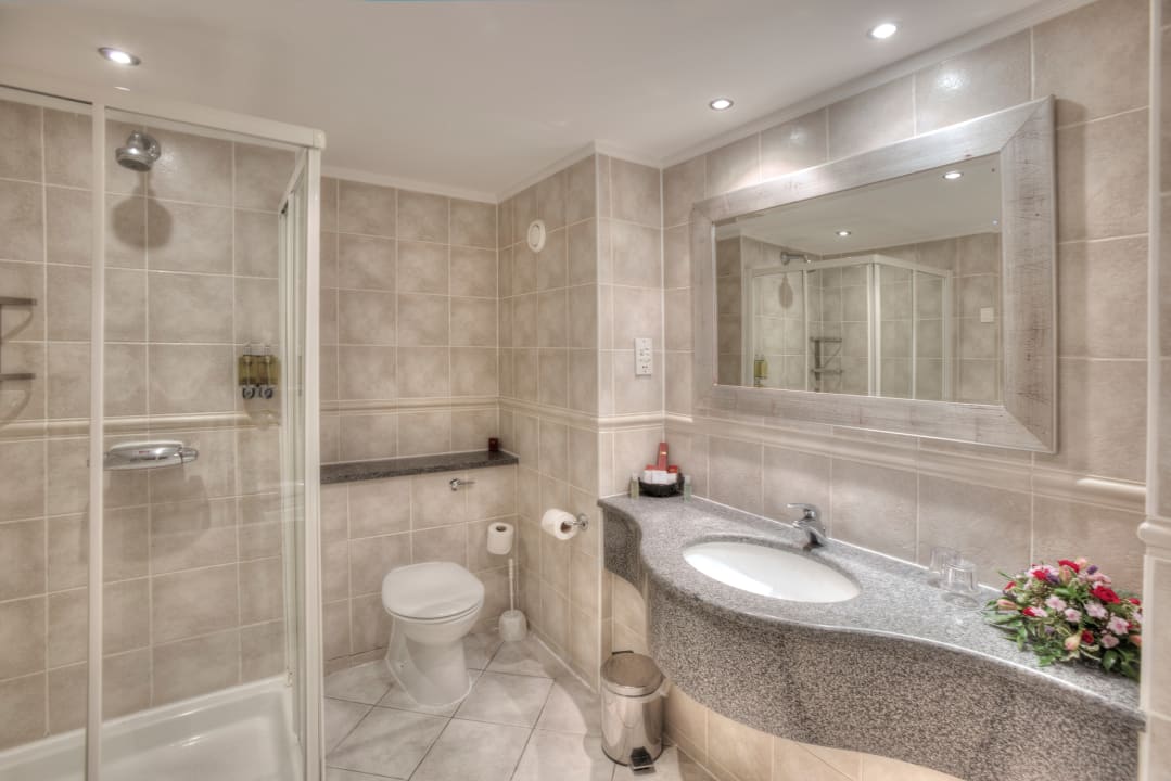 Zimmer Muthu Newton Hotel