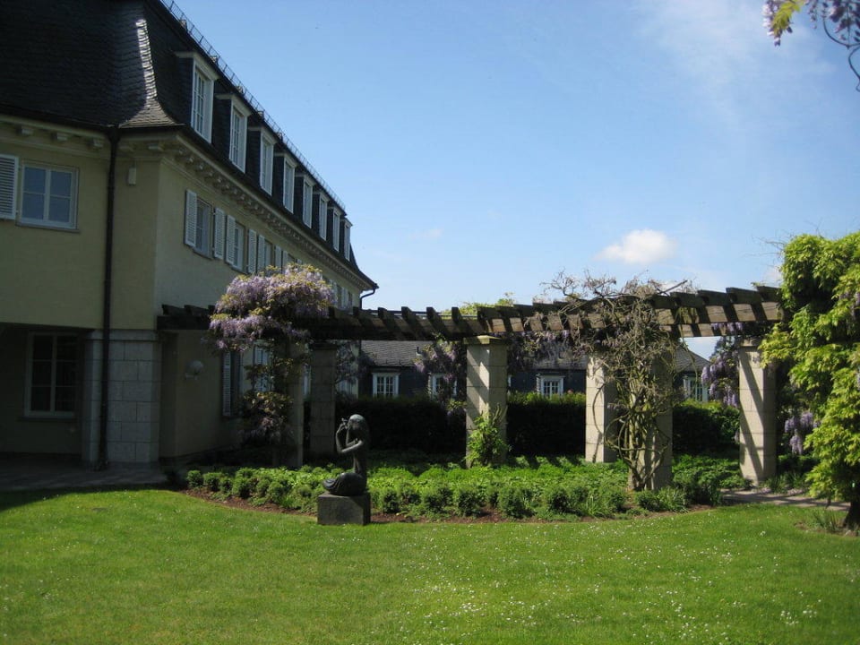 Blick in den Garten des Hotels Steigenberger Icon Grandhotel Petersberg