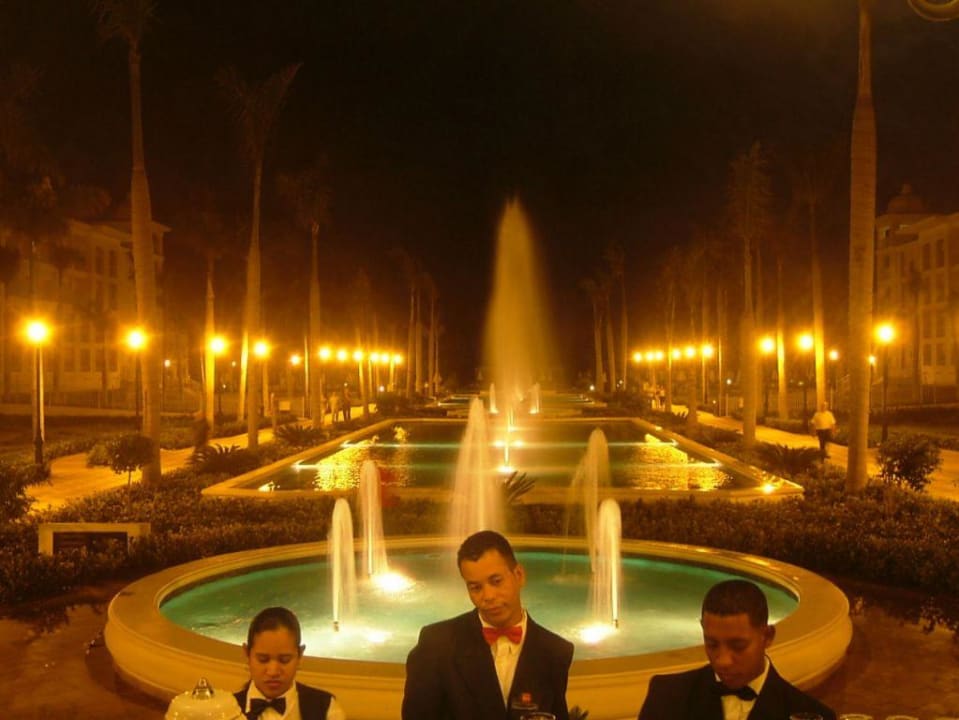 Springbrunnenanlage am Abend Hotel Riu Palace Punta Cana