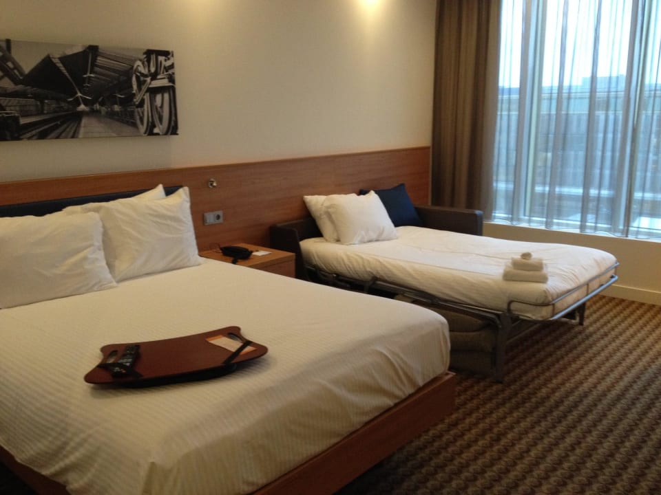 Geräumiges Zimmer und gute Betten Hampton by Hilton Amsterdam / Arena Boulevard