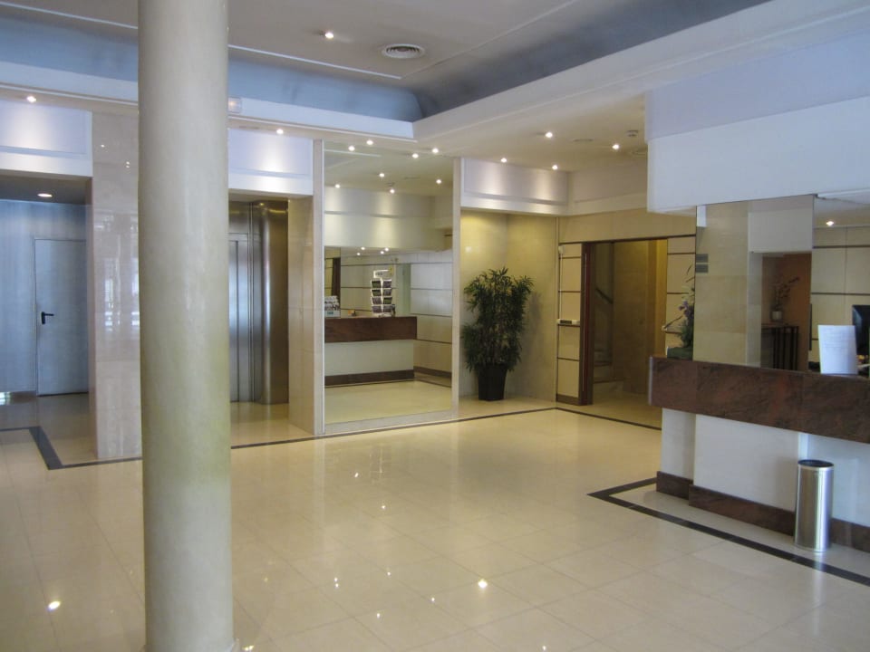 Rezeptionsbereich Hotel HCC Taber