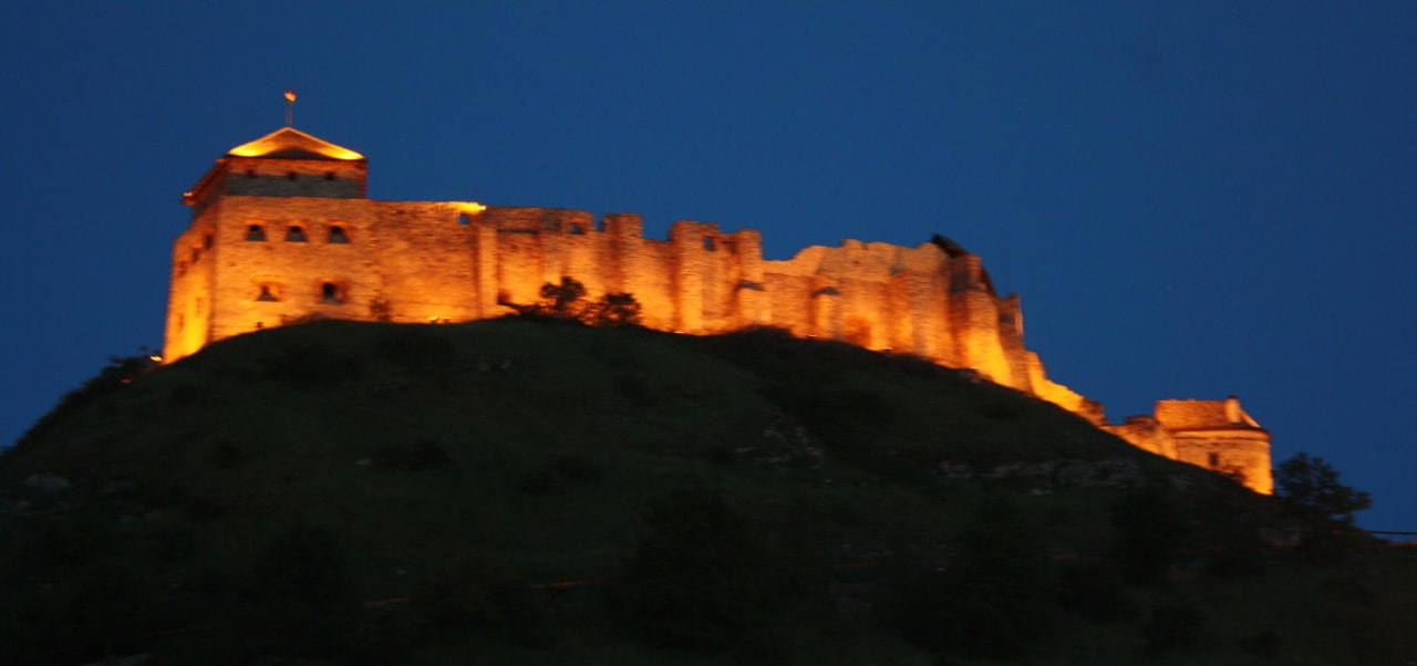 Zur Burg  bei Nacht Hotel Kapitany Wellness