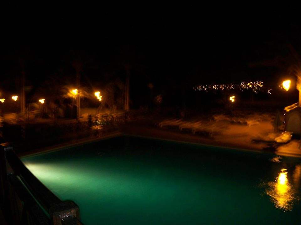 Teil des Pools bei Nacht SBH Costa Calma Beach Resort
