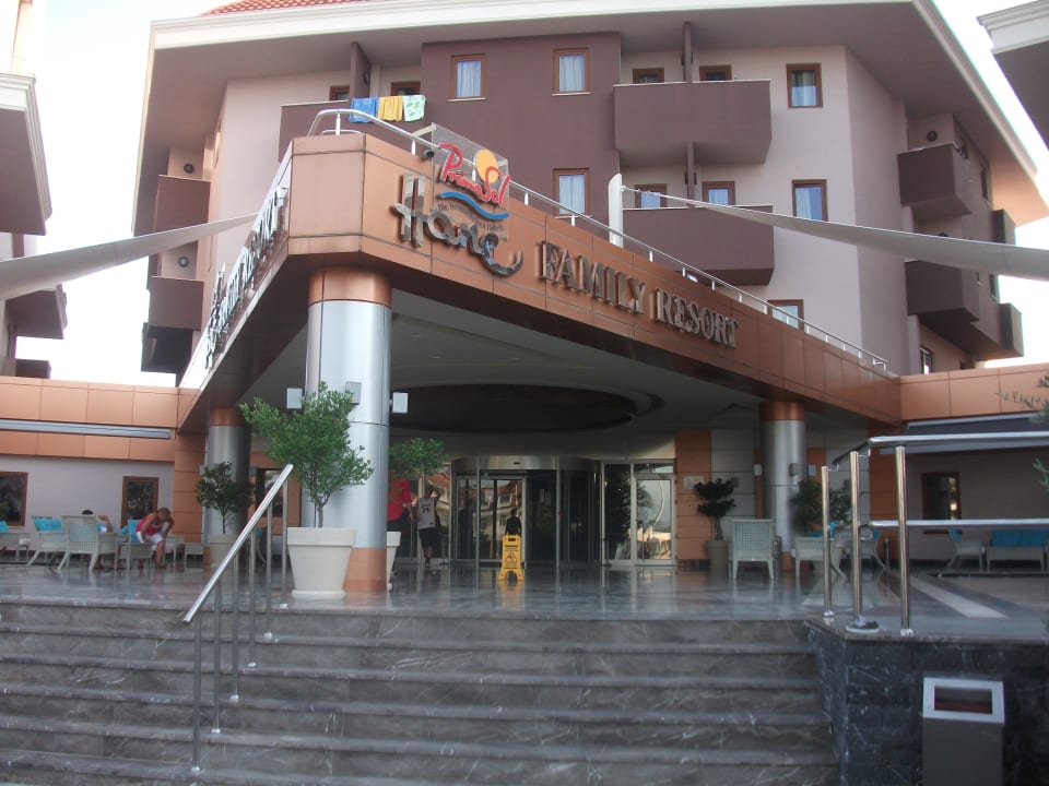 Hoteleingang Hane Family Resort