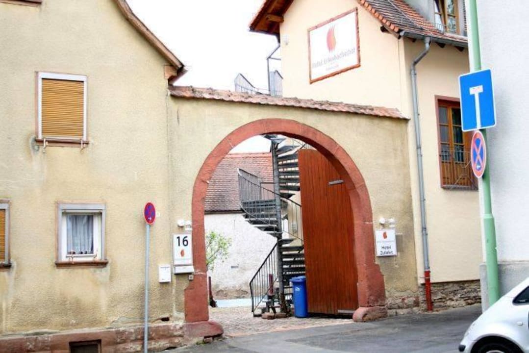 Einfahrt und Parkplatz Hotel Erlenbacherhof