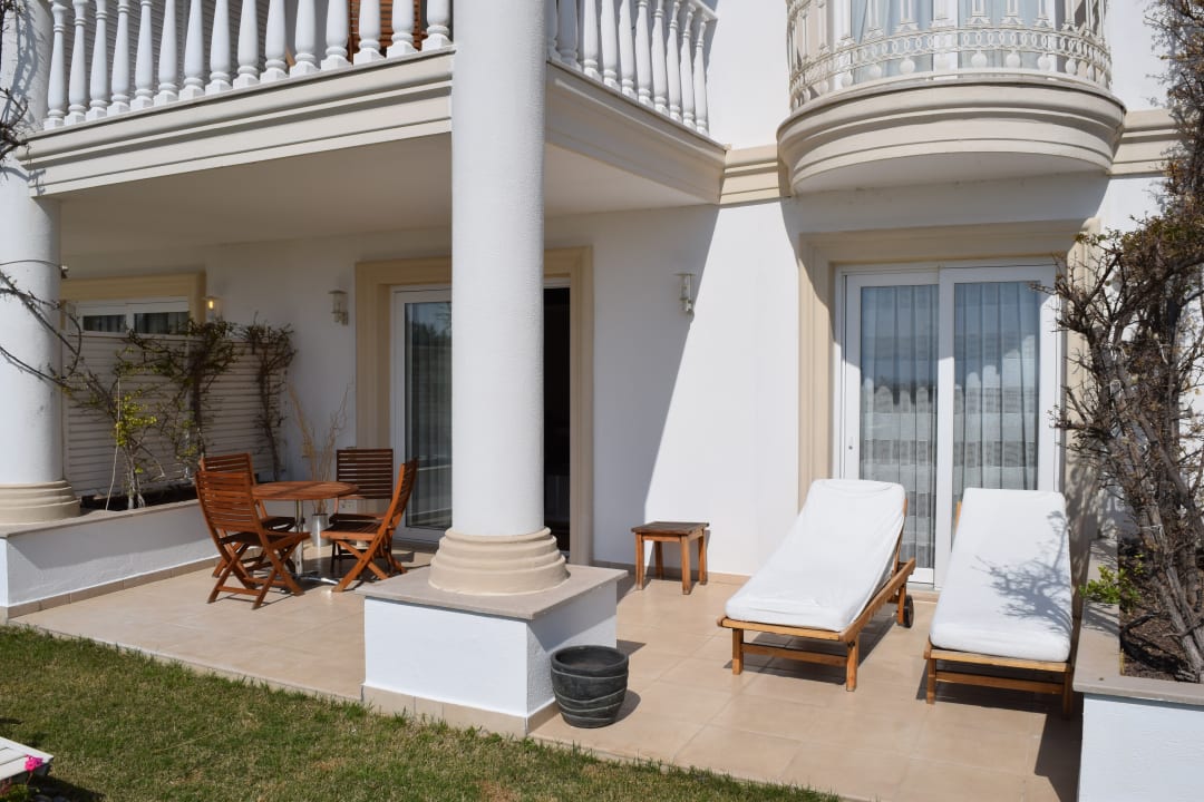 Terrasse der Suite mit Sitzbereich und Liegen Sianji Well-Being Resort