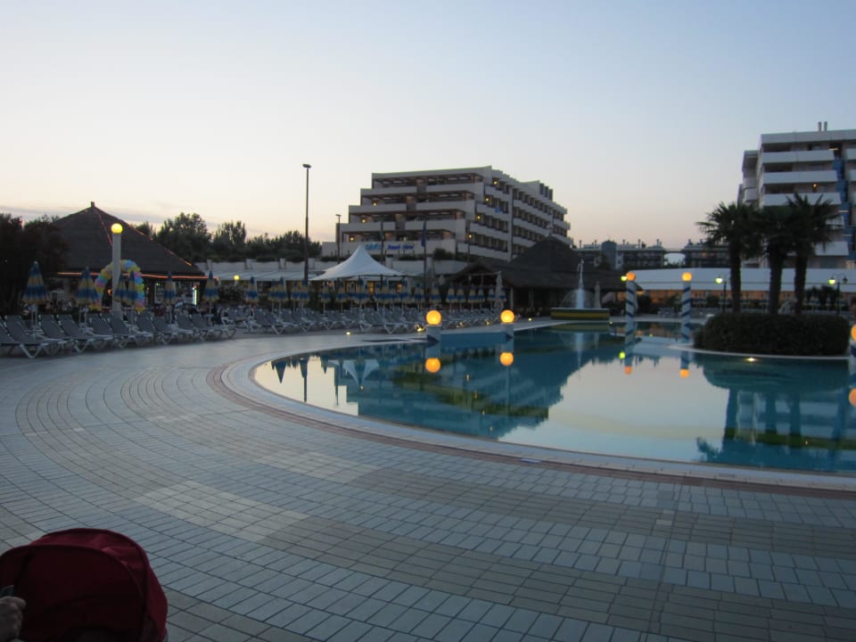 Pool und Nachbarhotel Aparthotel Holiday