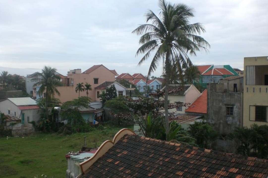 Blick vom Balkon unseres Zimmers nach rechts Belle Maison Hadana Hoi An Resort & Spa