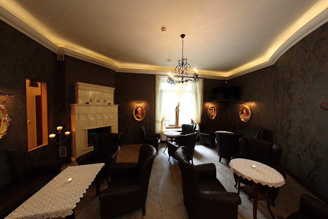 Sala kominkowa przy lobby barze Hotel Pan Tadeusz