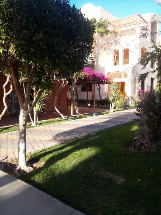 Weg zwischen den einzelnen Häuser/der Einkauszeile Jaz Makadi Saraya Resort