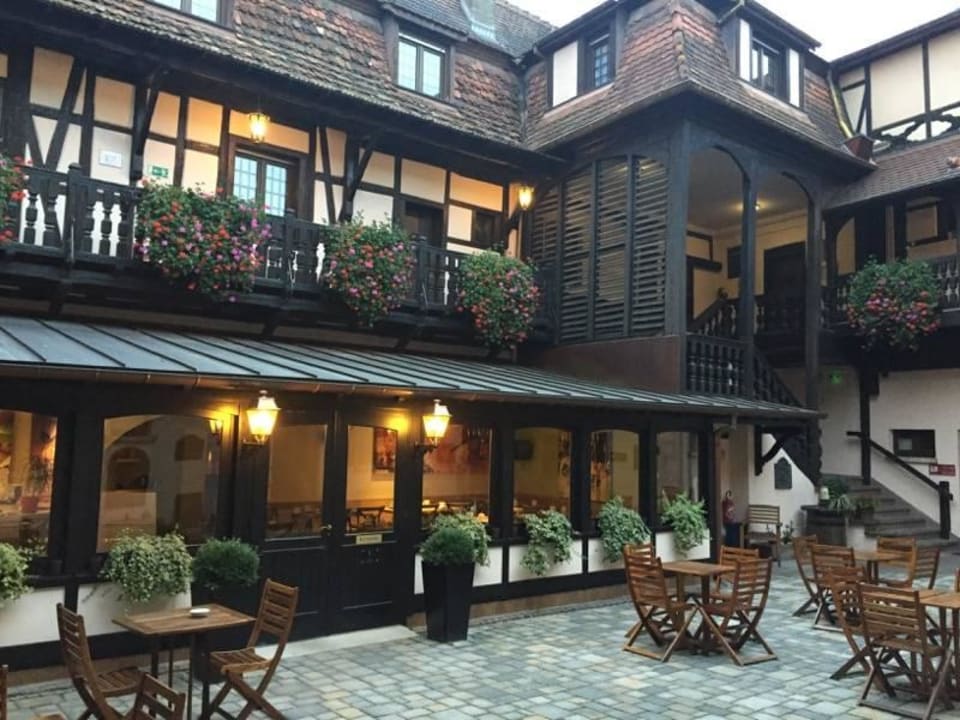 Restaurant entrance Hotel Le Gouverneur