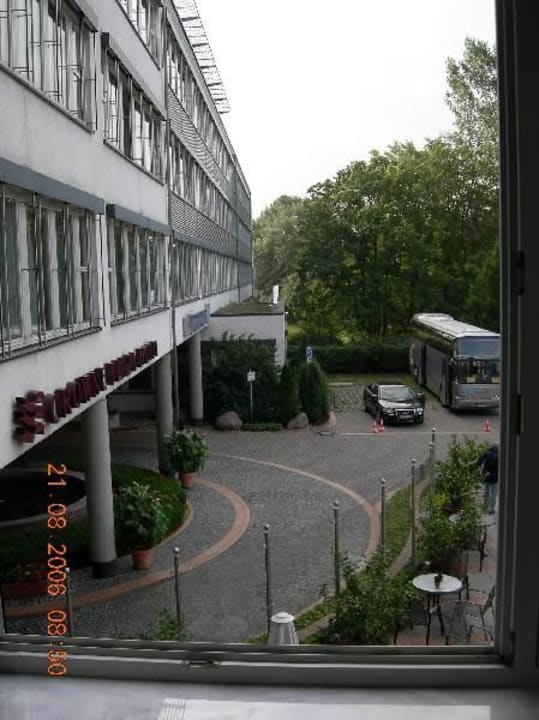 Blick auf den Haupteingang PLAZA Premium Schwerin