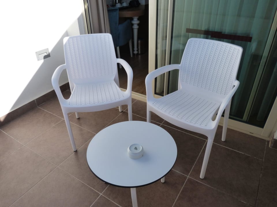 Schöne Bestuhlung auf dem Balkon Sentido Trendy Verbena Beach