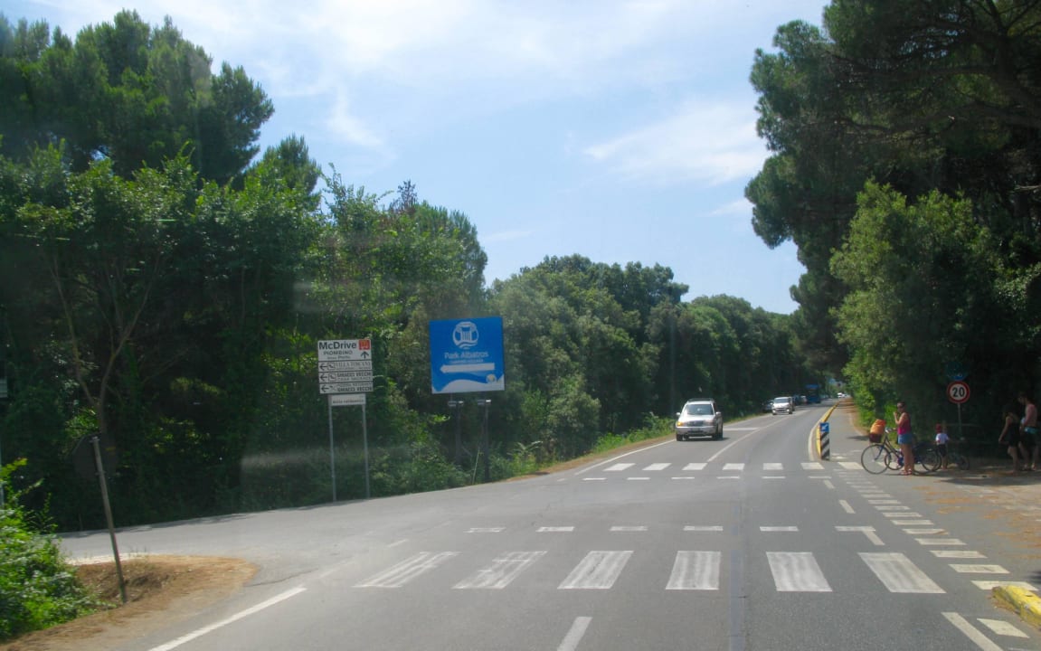 Zum Strand muss man über diese Hauptstraße Park Albatros Village