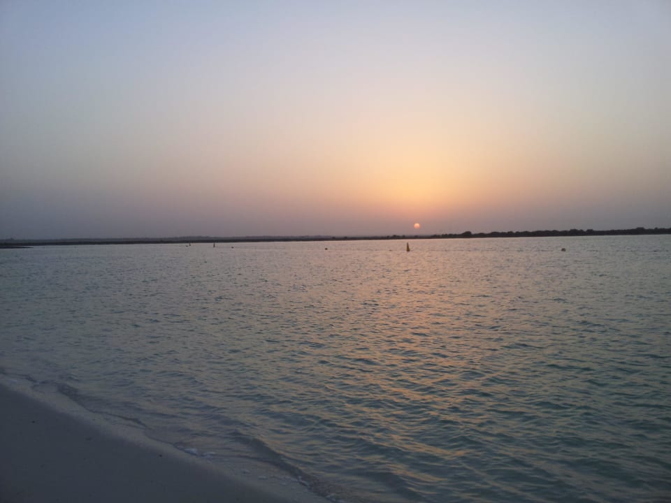 Sonnenuntergang am Strand Crowne Plaza Hotel Yas Island
